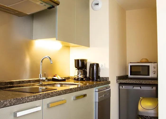 Clement Ader Апарт-отель